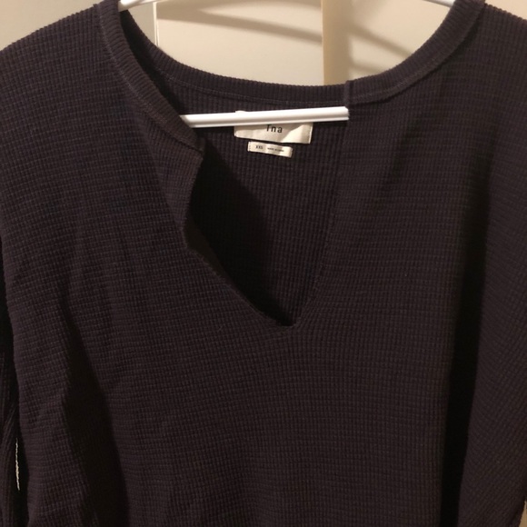 Aritzia TNA sweatshirt v neck - Picture 3 of 4